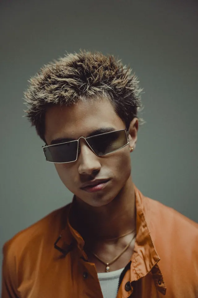 Spiky frosted tips