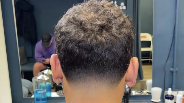 A textured crop with a taper, from behind